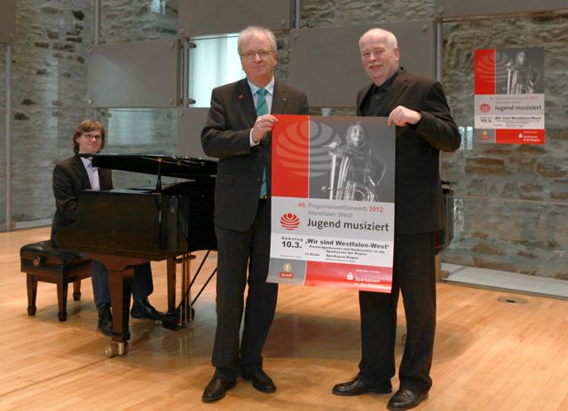 Start_JugendMusiziert2012_k Ulrich Heinemann (Mitte), stellvertretender Vorstandsvorsitzender der Sparkasse Witten, wünscht gemeinsam mit Michael Eckelt (links) und Martin Schreckenschläger (rechts) den Teilnehmern einen erfolgreichen Wettbewerb und viele Zuhörer