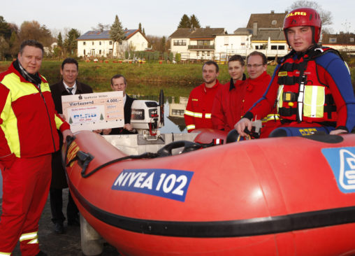 Carsten Schmees (2. v. l.) übergibt 4.000,- Euro an das Team der DLRG-Ortsgruppe Witten-Herbede