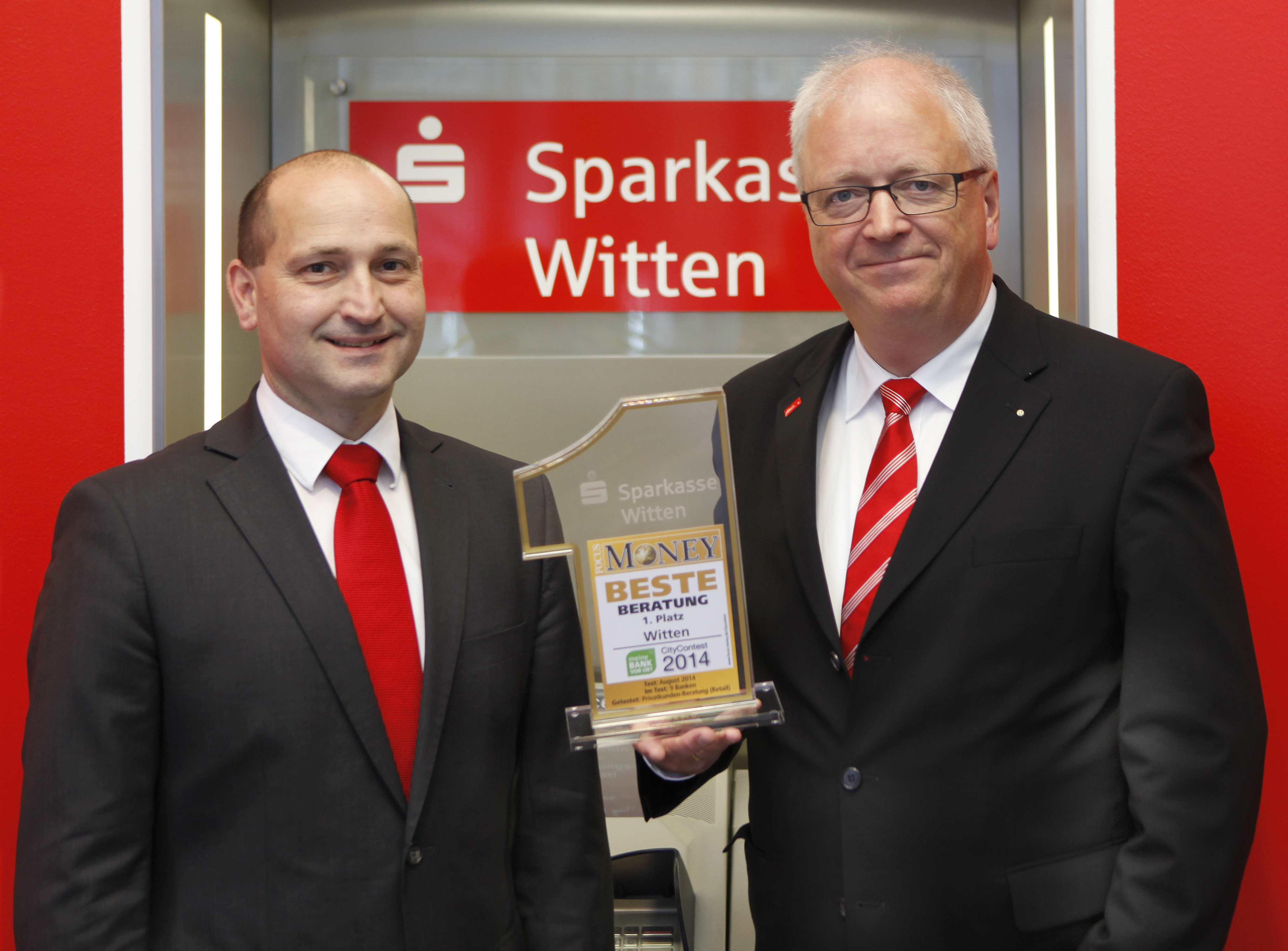 Ulrich Heinemann (rechts), Vorstandsvorsitzender der Sparkasse Witten, und Olaf Michel (links), Abteilungsdirektor Privatkunden, freuen sich über die erneute Auszeichnung „Beste Bank Witten 2014“ beim CityContest 2014 von FOCUS MONEY