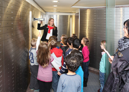 Die Vorschulkinder der Kindertageseinrichtung „An der Bachschule“ warfen einen Blick in den Sparkassentresor.