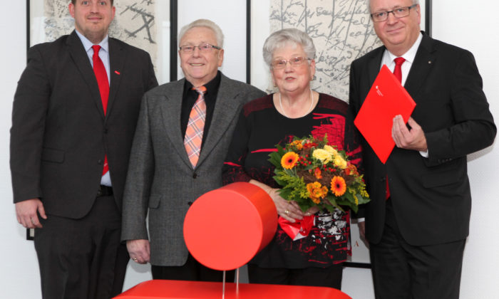 v.l.n.r.: Bastian Kaspers, Leiter der Sparkassengeschäftsstelle Witten-Ost, Karl-Heinz Hindahl Renate Hindahl, Ulrich Heinemann, Vorstandsvorsitzender der Sparkasse Witten