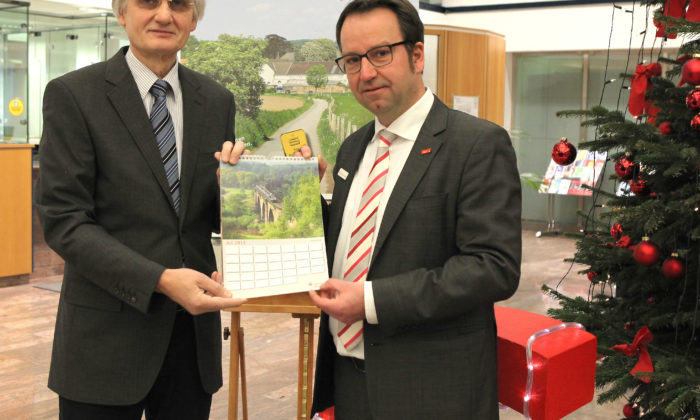 Stellten gemeinsam den neuen Wittener Wandkalender der Sparkasse vor: Stanislaus Kandula (links), Bildautor des Kalenders, Klaus-Peter Nehm (rechts), Marketingabteilung der Sparkasse Witten