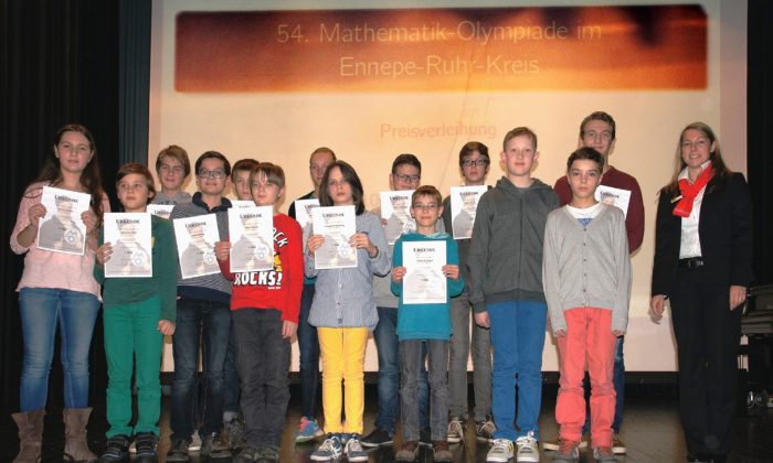 Wittener Schülerinnen und Schülern bei der Preisverleihung mit Anja Dietrich (rechts) von der Sparkasse Witten