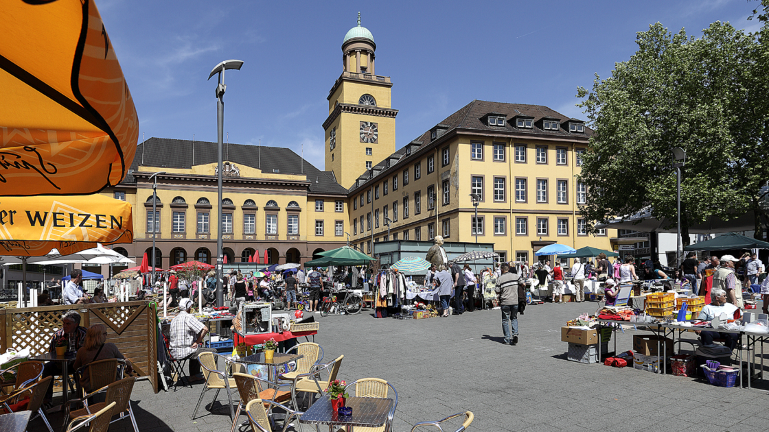 Trödelmarkt auf dem Wittener Rathausplatz