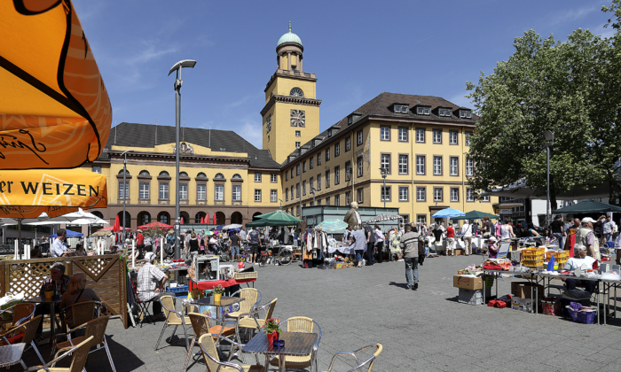 Trödelmarkt auf dem Wittener Rathausplatz