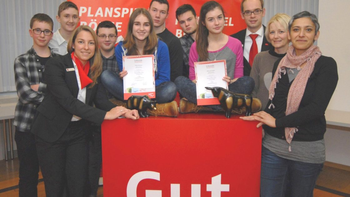 Schülerinnen und Schüler vom Ruhr-Gymnasium und von der Otto-Schott Realschule bei der Preisübergabe mit ihren Lehrern und dem Planspiel Börse Team der Sparkasse Witten
