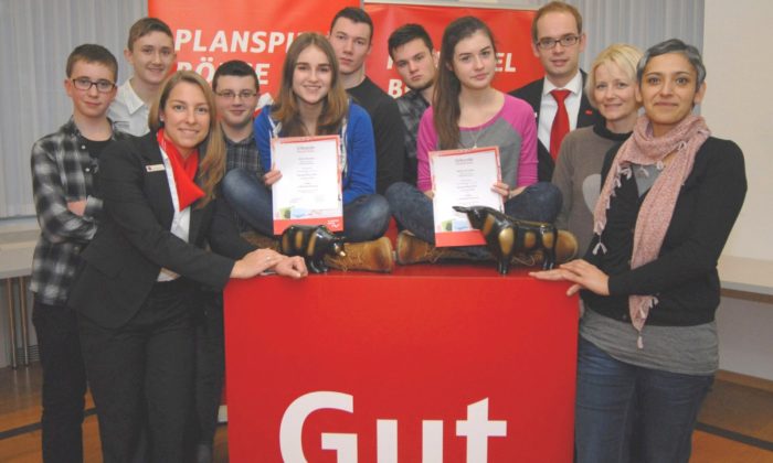 Schülerinnen und Schüler vom Ruhr-Gymnasium und von der Otto-Schott Realschule bei der Preisübergabe mit ihren Lehrern und dem Planspiel Börse Team der Sparkasse Witten