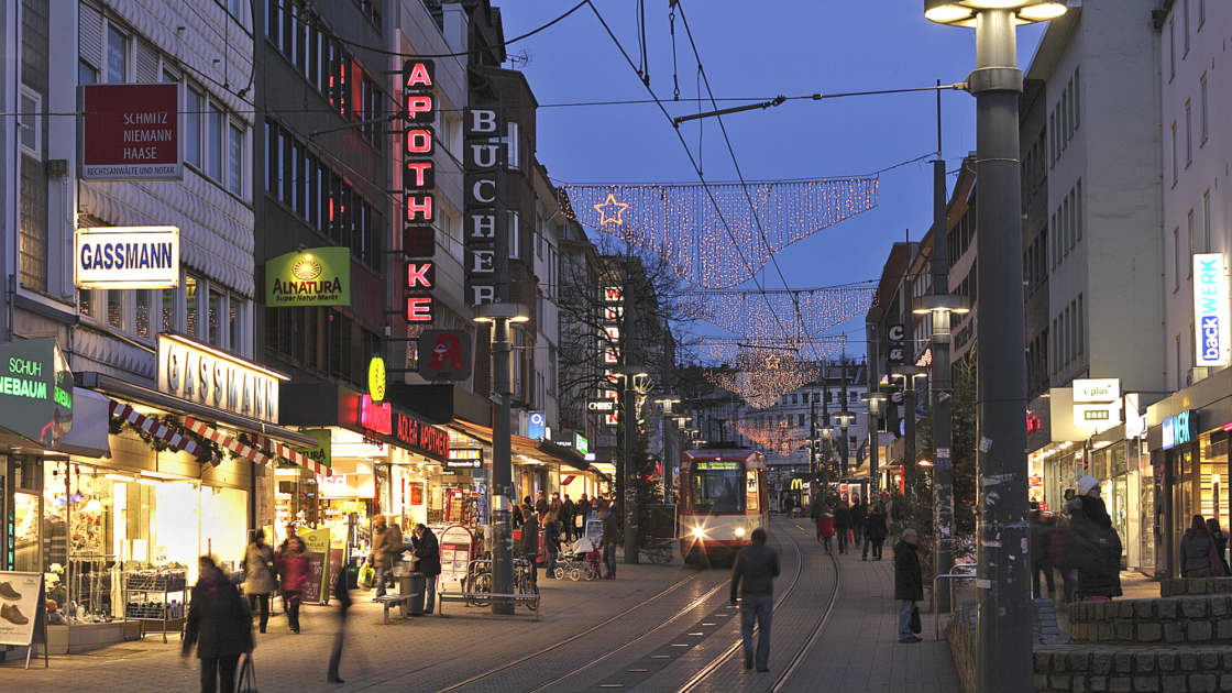 Die obere Bahnhofstraße mit festlicher Weihnachtsbeleuchtung, im Volksmund etwas despektierlich "Leuchtende Unterhosen" genannt.