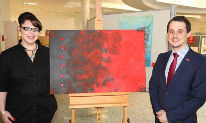 Katharina Mut und Tim Garsztka, Leiter der Sparkassengeschäftsstelle Annen