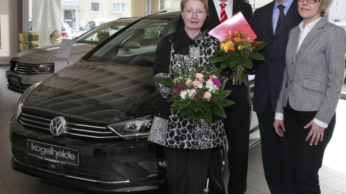 Barbara Puhst (links), die glückliche Sparlotterie-Gewinnerin, nahm von Ulrich Heinemann, Vorstandsvorsitzender der Sparkasse Witten (2. v. l.), die Fahrzeugunterlagen des VW-Golf Sportsvan entgegen. Zu den ersten Gratulanten zählten auch Wilfried und Dr. Bettina Kogelheide vom gleichnamigen Wittener Autohaus.