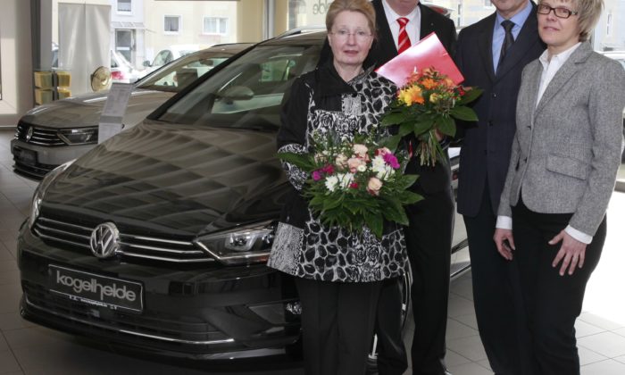 Barbara Puhst (links), die glückliche Sparlotterie-Gewinnerin, nahm von Ulrich Heinemann, Vorstandsvorsitzender der Sparkasse Witten (2. v. l.), die Fahrzeugunterlagen des VW-Golf Sportsvan entgegen. Zu den ersten Gratulanten zählten auch Wilfried und Dr. Bettina Kogelheide vom gleichnamigen Wittener Autohaus.