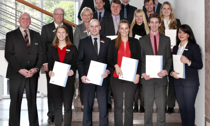 Freuten sich über ihre Abschlusszeugnisse: die inzwischen „ehemaligen“ Auszubildenden der Sparkasse Witten Vordere Reihe von l. n. r.: Dirk Becker, Personalleiter der Sparkasse Witten, Johanna Ambrosat, Matthias Jaworski, Kira Krause, Fabian Lichottka, Paraskevi Pappa mittlere Reihe von l. n. r.: Ulrich Heinemann, Vorstandsvorsitzender der Sparkasse Witten, Manuela Briele, Ausbildungsleiterin der Sparkasse Witten, Jens Radowsky, Alina Herstell, Sarah Eisinger hinten, von l. n. r.: Vladyslav Samsonov, Christian Hasenkamp, André Tillmann, Philipp Sotzek, Patrick Tomasikiewicz Hinweis: Jasmin Figge (Bankkauffrau) und Marius Nieland (Immobilienkaufmann) konnten beim Fototermin leider nicht dabei sein – und fehlen auf dem Foto