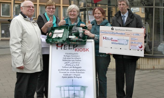 Die Wittener Sparkassen- und Bürgerstiftung unterstützt die Wittener Initiative „Help-Kiosk“ mit einer Spende in Höhe von 2.500,- Euro und einer Akku-Bohrmaschine. (v. l. n. r.) Prof. Dr. Walter Gehlen, Mitglied des Kuratoriums der Wittener Sparkassen- und Bürgerstiftung, Beate Wiedemeyer, Help-Kiosk, Lilo Dannert, Help-Kiosk-Mitinitiatorin, Sabine Schmelzer, Help-Kiosk, Arno Klinger, Sekretär der Wittener Sparkassen- und Bürgerstiftung