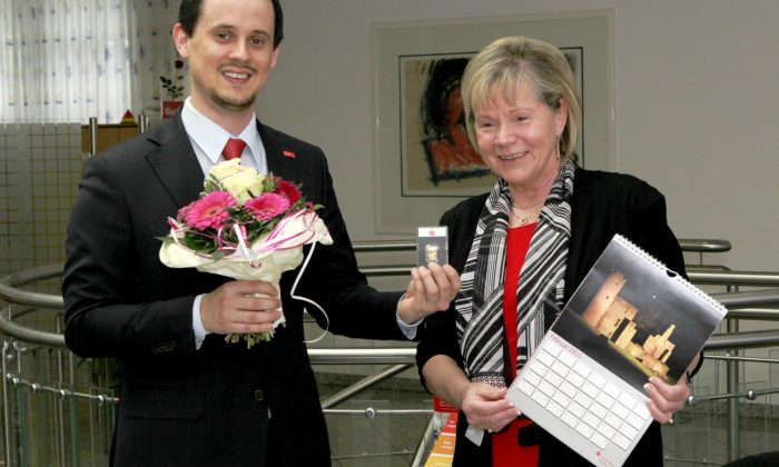 Tim Garstzka, Leiter der Sparkassengeschäftsstelle Annen, gratuliert Ramona Streubel, Gewinnerin des Goldbarrens des Februar-Rätsels