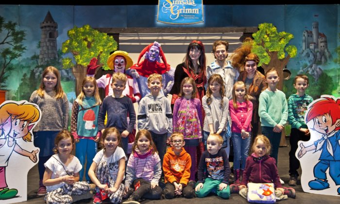 Das Kinder-Musical „Simsala-Grimm“ begeisterte über 600 Kinder im Saalbau Witten. Für einige KNAX-Klub-Mitglieder der Sparkasse ging es auf die Bühne, um die Schauspieler zu treffen. Übrigens: Das Foto kann gerne im KNAX-Klub der Sparkasse Witten, bei Anja Dietrich unter der Telefonnummer 02302/174-1405 bestellt werden.