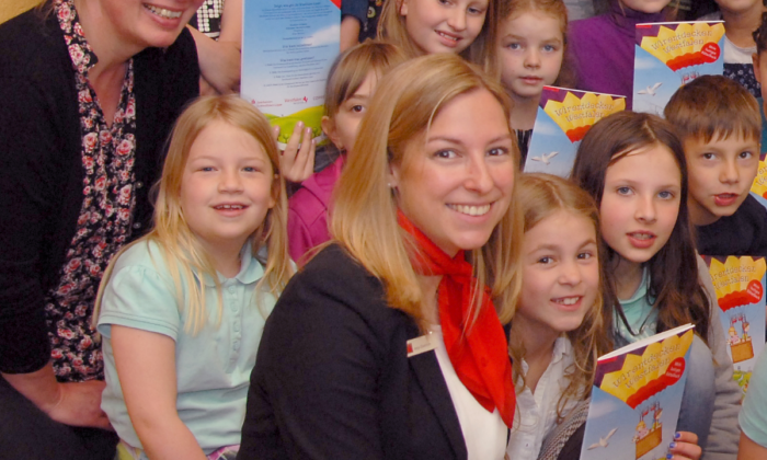 (v.l.) Mit den Drittklässlern der Herbeder Grundschule freut sich auch die Schulleiterin Sabine Bender über das interessant gestaltete Westfalen-Rätselbuch. Anja Dietrich überreichte die Rätselbücher an die Grundschüler.