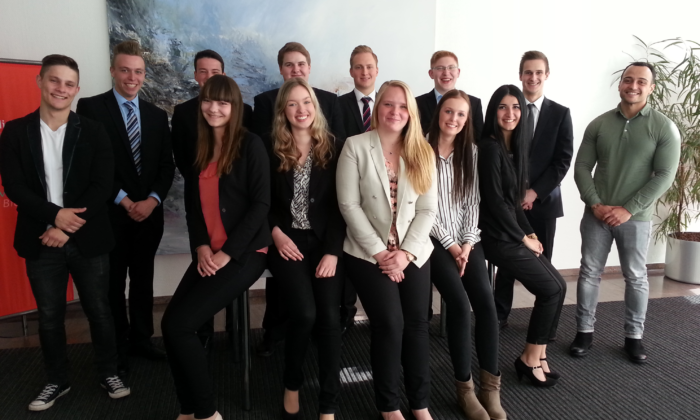 Obere Reihe von links nach rechts: Felix Böttcher, Jonathan Gabryschak, Felix Hasenberg, Patrick Lorenzen, Justin Gärtner, Maurice Abstins, Marvin Hartmann, Cosimo-Antonio Cariglino. Untere Reihe von links nach rechts: Pia Ruhkamp, Julia-Maria Pajak, Jamie-Lee Wellner, Medina Pekmez, Nesrin Sariman.