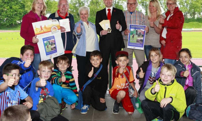 Sie laden gemeinsam für den 7. Juni 2015 in das Wittener Wullenstadion ein (v. l. n. r.): Dagmar Möllers, KreisSportBund Ennepe Ruhr, Reinhold Hundt, 48-facher Absolvent des Sportabzeichens, Jutta Hundt, Leiterin einer Senioren-Trainingsgruppe, Olaf Michel, Abteilungsdirektor Privatkunden, Versicherungen und Bausparen, Sparkasse Witten, Rainer Vogt, Sportabzeichen-Obmann, StadtSportVerband Witten, Ines Großer, StadtSportVerband Witten, Tanja Lücking, Geschäftsführerin StadtSportVerband Witten