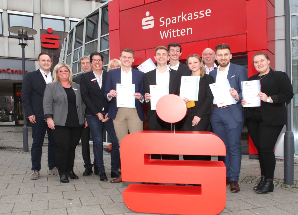 Ralk Rieske Sechs junge Bankkaufleute erhalten ihre Abschlusszeugnisse - Sparkasse ...